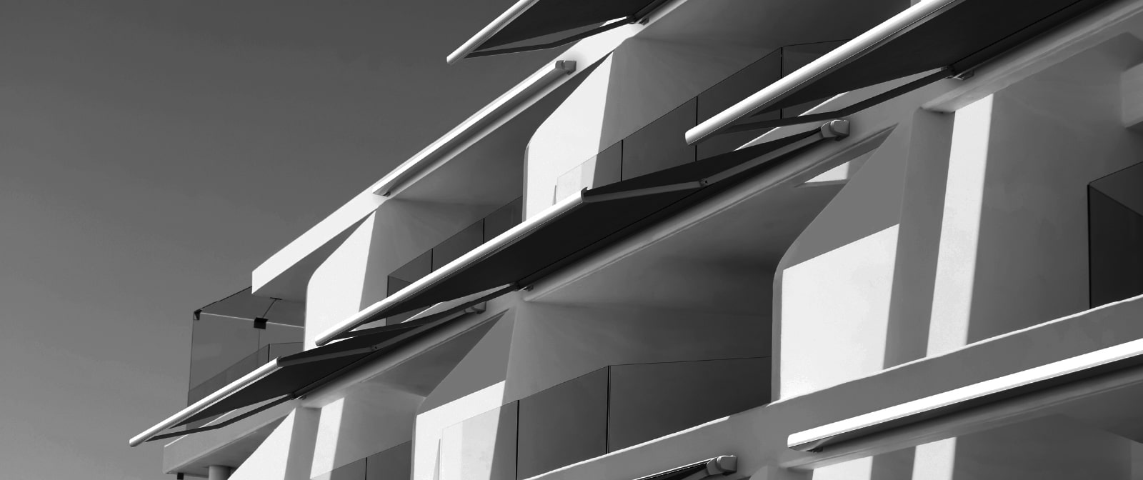 Toldos brazos Marca Gaviota extendidos fachada