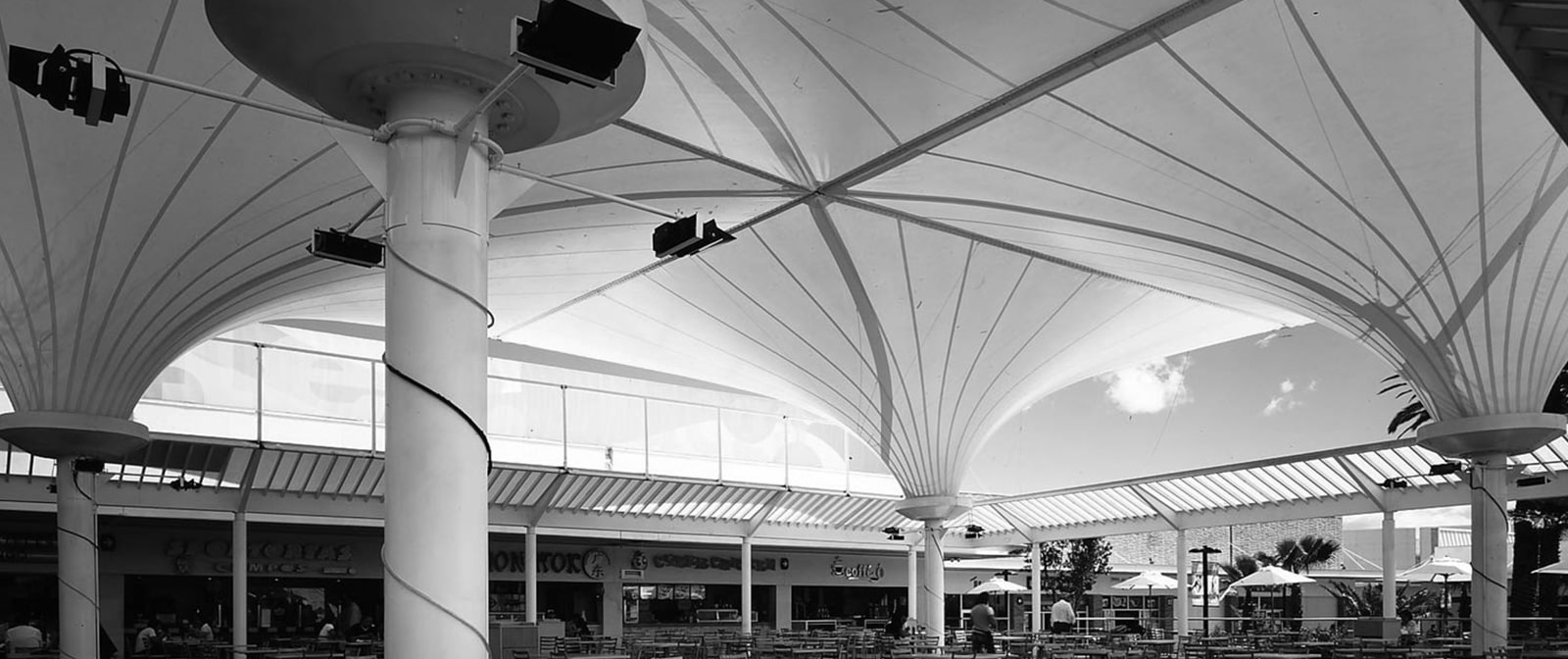 Velaria hypar sobre explanada Alameda del Sur CDMX